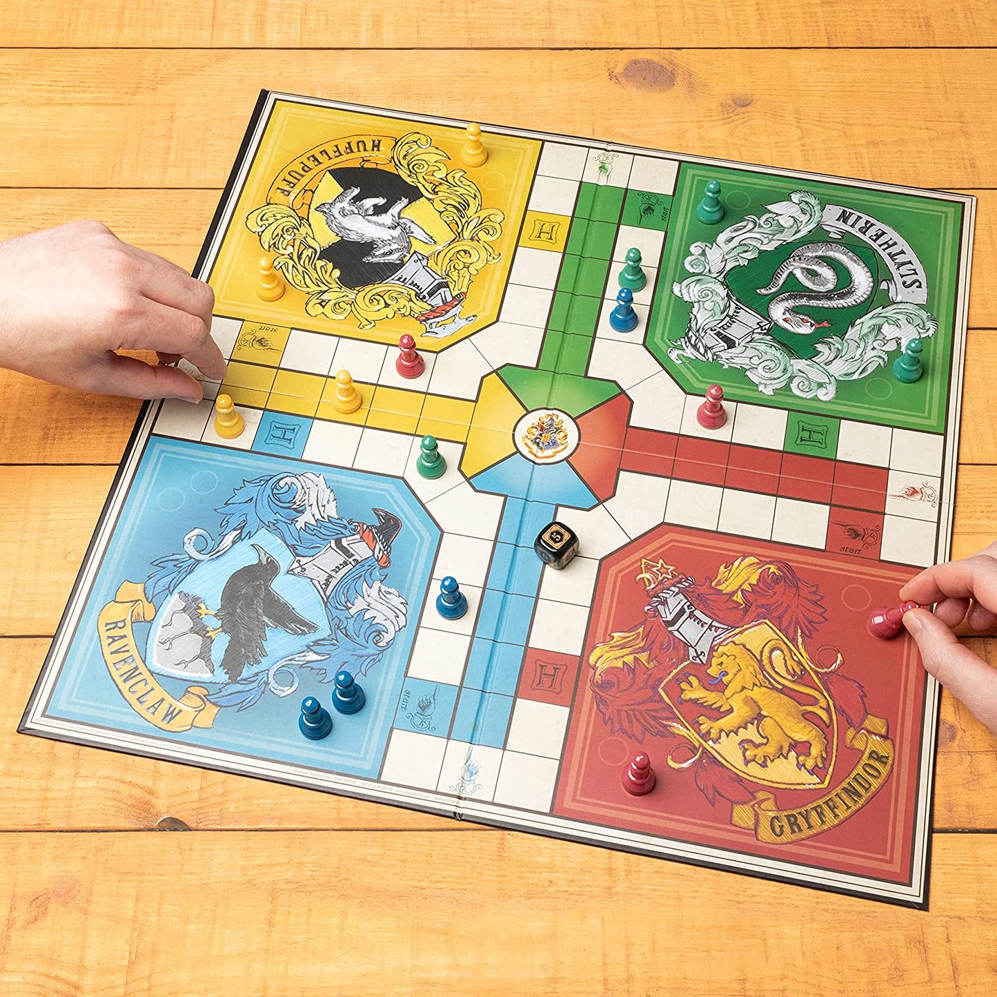 chez-rhox-geek-stop-boardgame-jeu-societe-Harry-Potter-Hogwarts-Ludo-jeu-game-main-hands.jpg