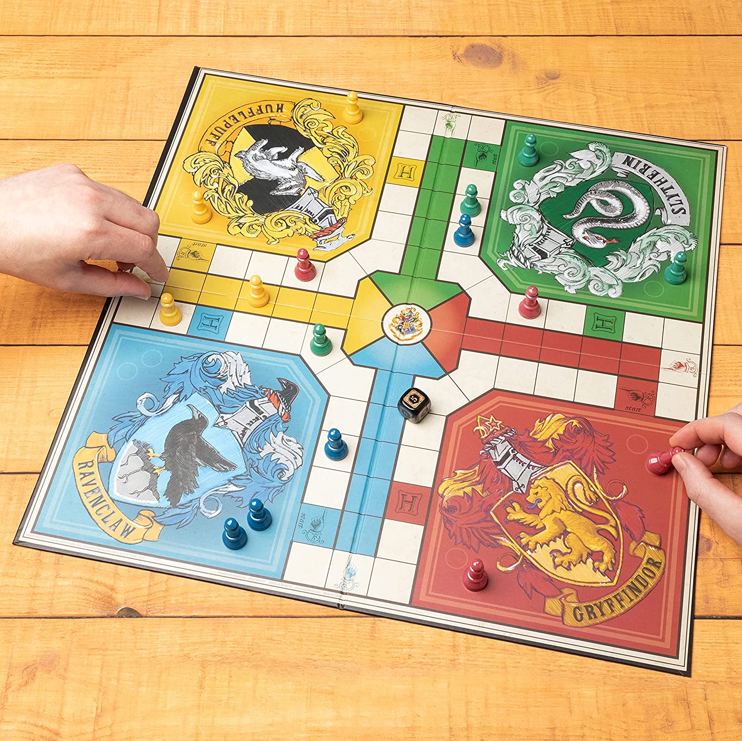 chez-rhox-geek-stop-boardgame-jeu-societe-Harry-Potter-Hogwarts-Ludo-jeu-game-main-hands.jpg