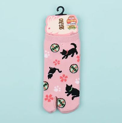chez-rhox-geek-stop-socks-tabi-kuro-neko-cat-playing-in-sakura-caw-paws-pink-16-22cm.jpg