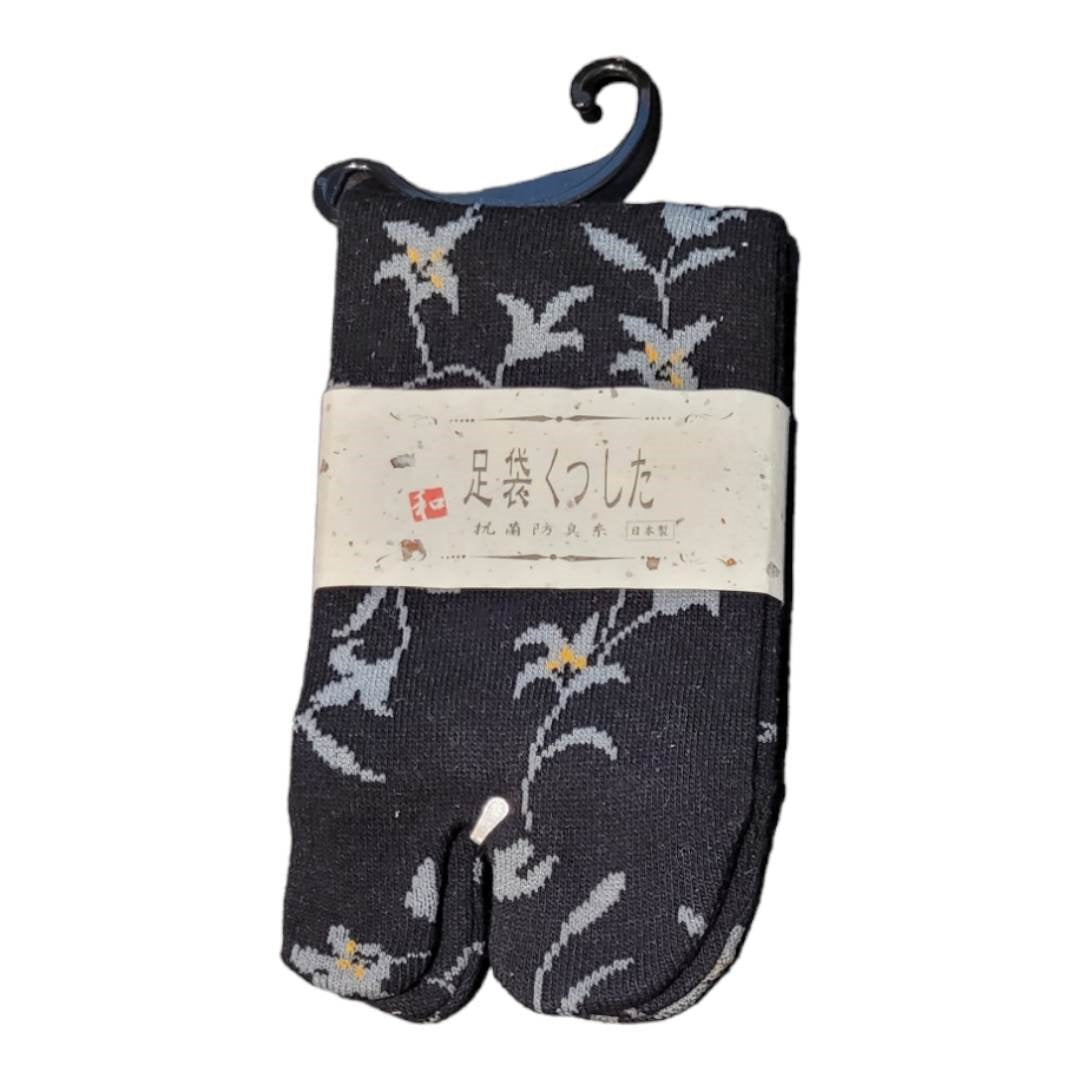 chez-rhox-geek-stop-socks-tabi-lily-flowers-pattern-black-grey-23-25cm.jpg