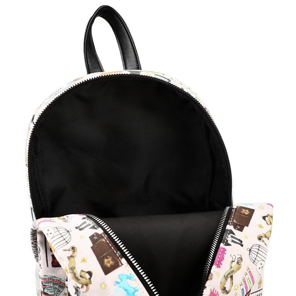 chez-rhox-geek-stop-backpack-harry-potter-collage-characters-and-magic-objects-metal-logo-white-faux-leather-4.jpg