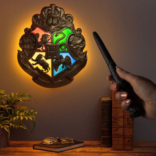 chez-rhox-geek-stop-lamp-harry-potter-hogwarts-crest-with-wand-remote-2.JPG
