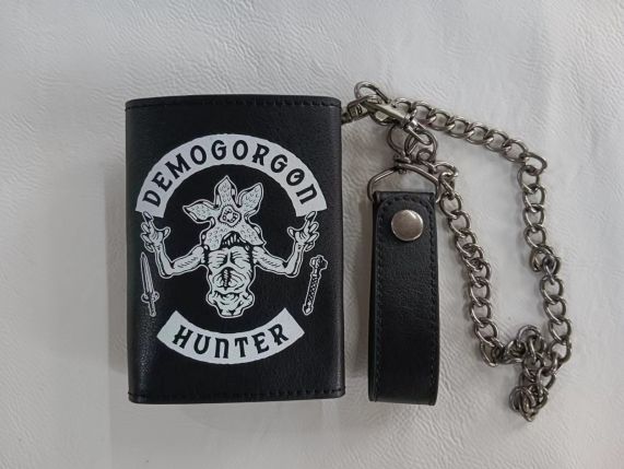 chez-rhox-geek-stop-wallet-stranger-things-hellfire-club-demogorgon-hunter-metal-fake-leather-black-red-white-trifold-3.jpg