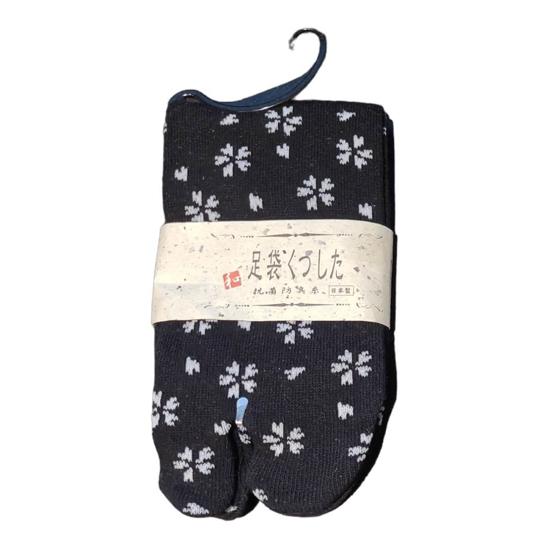 chez-rhox-geek-stop-socks-tabi-kozakura-flowers-pattern-black-and-white-23-25cm.jpg