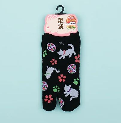chez-rhox-geek-stop-socks-tabi-shiro-neko-white-cat-playing-in-sakura-caw-paws-black-16-22cm-2.jpg