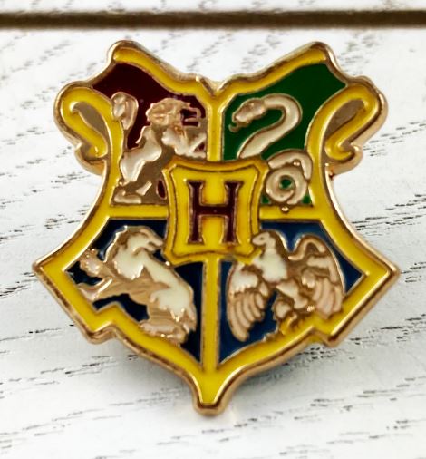 chez-rhox-geek-stop-pin-harry-potter-hogwarts-crest-metal.JPG