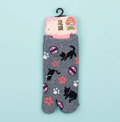 chez-rhox-geek-stop-socks-tabi-kuro-neko-cat-playing-in-sakura-caw-paws-gray-16-22cm-2.jpg