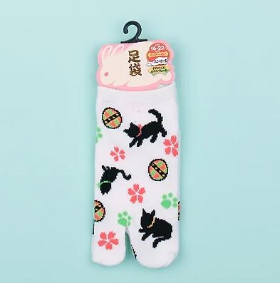chez-rhox-geek-stop-socks-tabi-kuro-neko-cat-playing-in-sakura-caw-paws-white-16-22cm.jpg