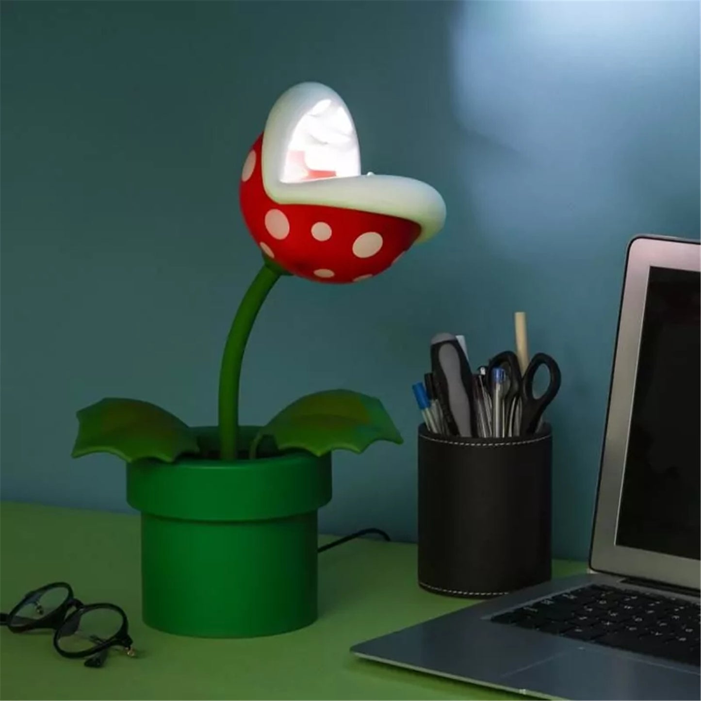 chez-rhox-geek-stop-lamp-nintendo-super-mario-piranha-plant-posable.jpg