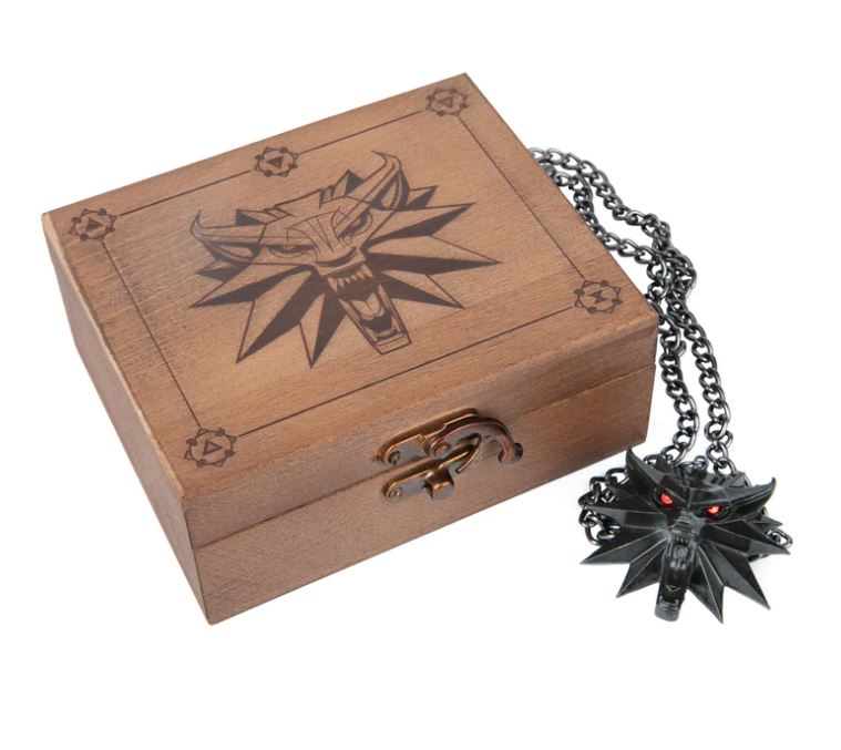 chez-rhox-geek-stop-collectible-necklace-the-witcher-wild-hunt-3-with-led-eyes-in-collectors-box-2.JPG