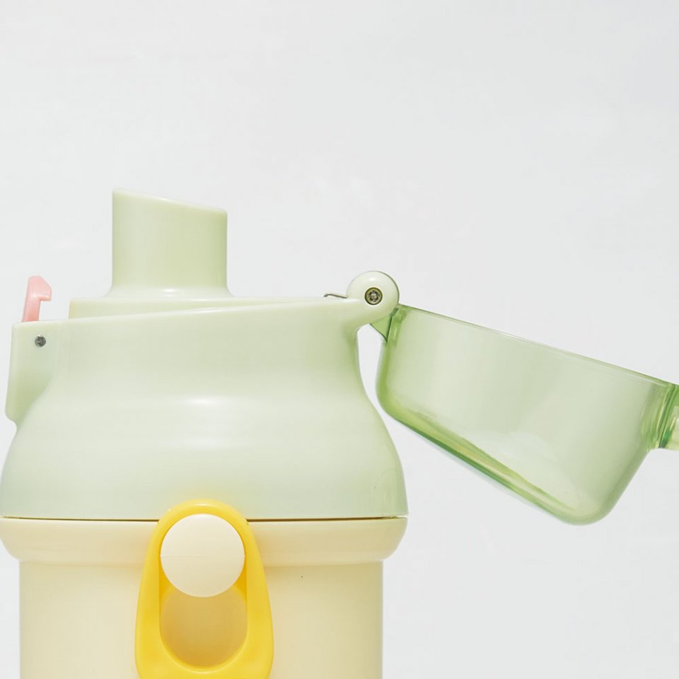 chez-rhox-geek-stop-travel-bottle-studio-ghibli-my-neighbour-totoro-spring-scene-one-touch-with-strap-480ml-4.jpg