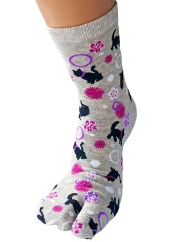 chez-rhox-geek-stop-socks-tabi-kuro-neko-cat-playing-in-sakura-gray-22-25cm.jpg